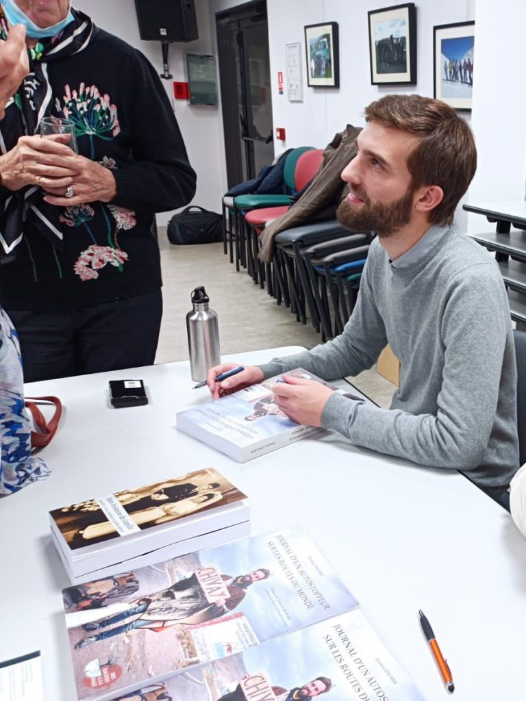 Séance dédicace après la conférence du 26 novembre 2021.